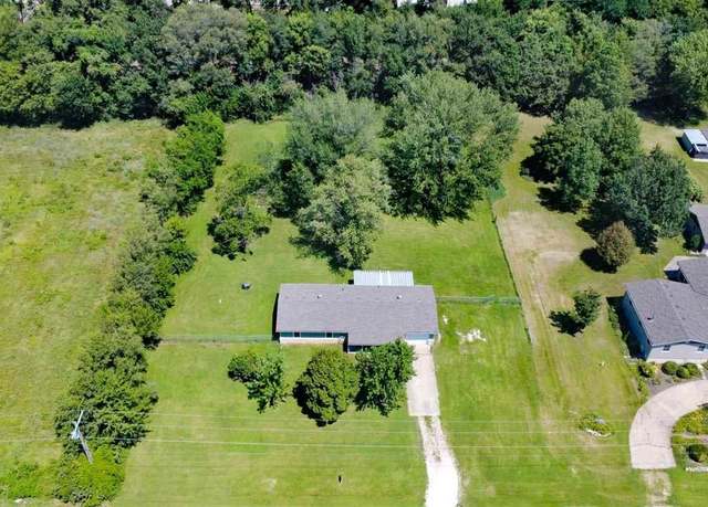 Property at 8945 Glendale Cir, Manhattan, KS 66502, 3 beds, 1 bath