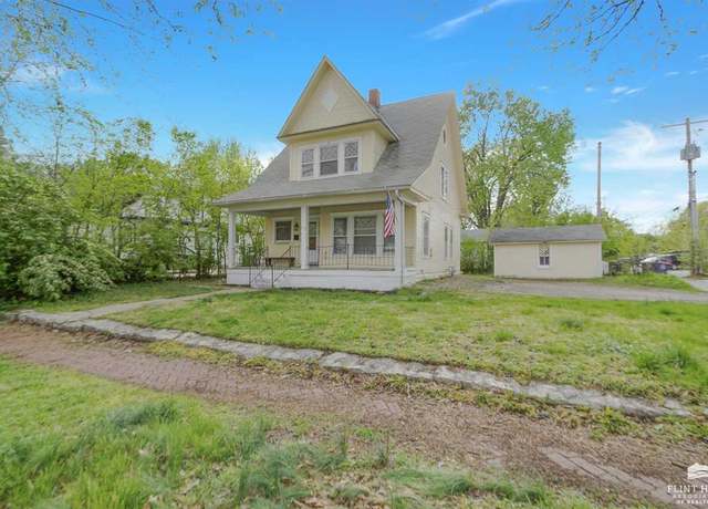 Property at 613 N 9th St, Manhattan, KS 66502, 4 beds, 2 baths