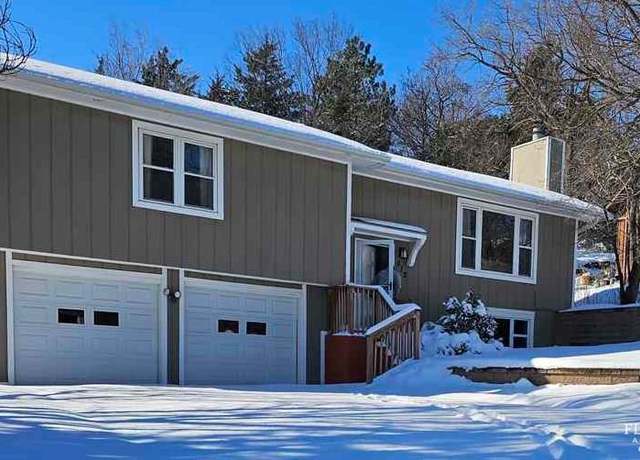 Property at 512 Valley Dr, Manhattan, KS 66502, 4 beds, 3 baths
