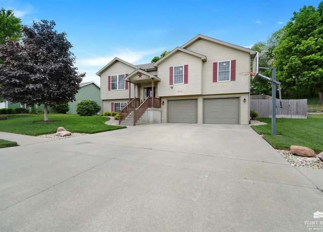 Property at 1404 Spring Hill Dr, Junction City, KS 66441, 4 beds, 3 baths