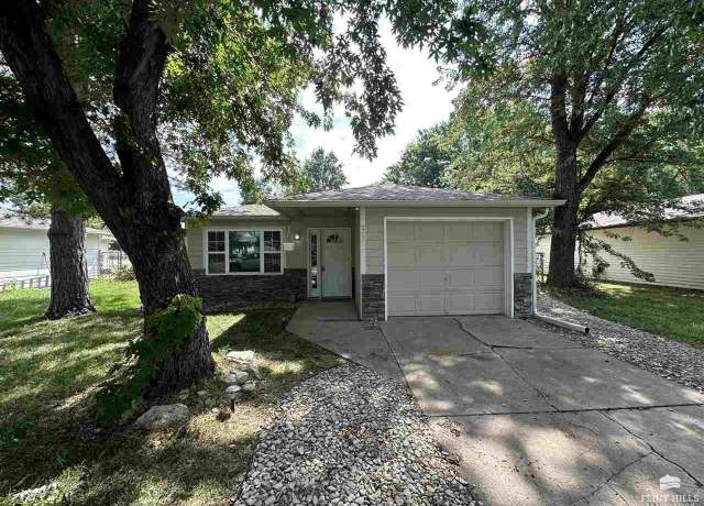 Property at 2430 Galloway Dr, Manhattan, KS 66502, 2 beds, 1 bath