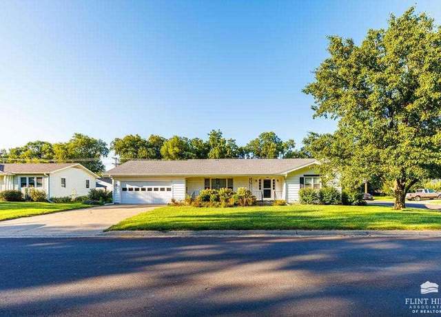 Property at 301 W Lasley St, Saint Marys, KS 66536, 2 beds, 2 baths