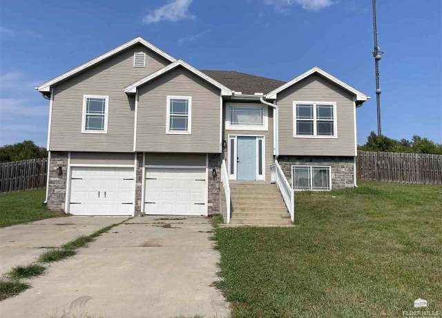 Property at 2712 Sage Ct, Junction City, KS 66441, 4 beds, 3 baths
