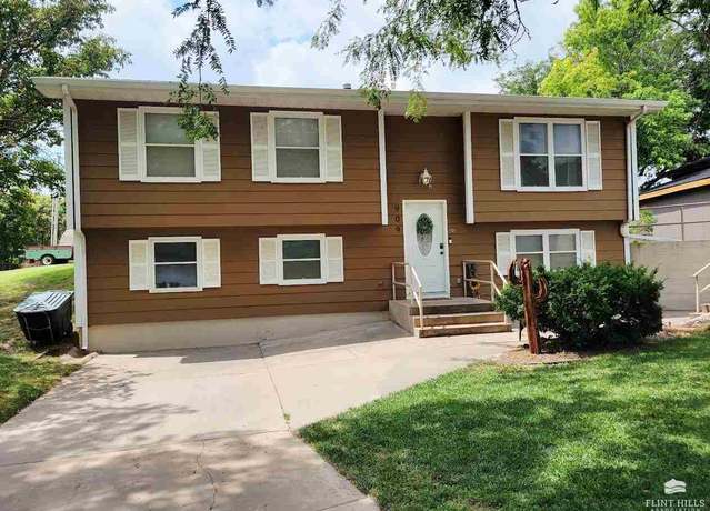 Property at 909 Iowa Ave, Pratt, KS 67124, 5 beds, 3 baths
