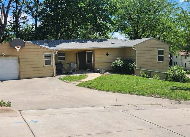 Property at 409 Summit Ave, Manhattan, KS 66502, 2 beds, 1 bath