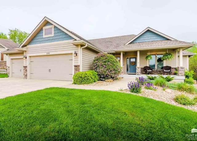 Property at 2200 Clifford Dr, Wamego, KS 66547, 5 beds, 3 baths