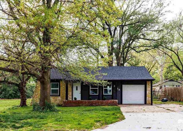 Property at 2219 SW Morningside Rd, Topeka, KS 66614, 3 beds, 2 baths