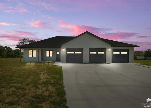 Property at 2008 Arbor Ln, Wamego, KS 66547, 3 beds, 2 baths