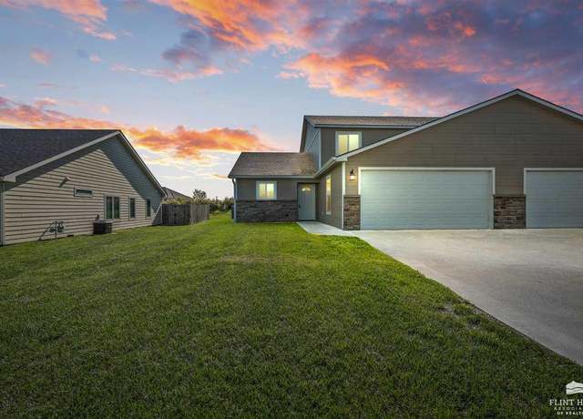 Property at 428 Highland Grove Dr, Manhattan, KS 66503, 3 beds, 2.5 baths