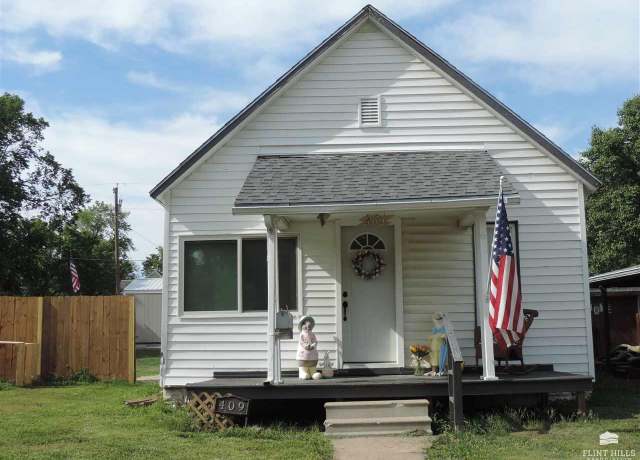 Property at 409 NE 6th St, Abilene, KS 67410, 2 beds, 1 bath