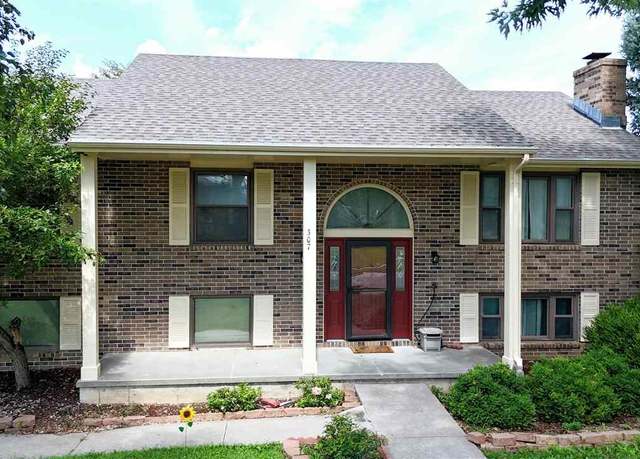 Property at 307 Arapahoe Ct, Junction City, KS 66441, 3 beds, 2.5 baths