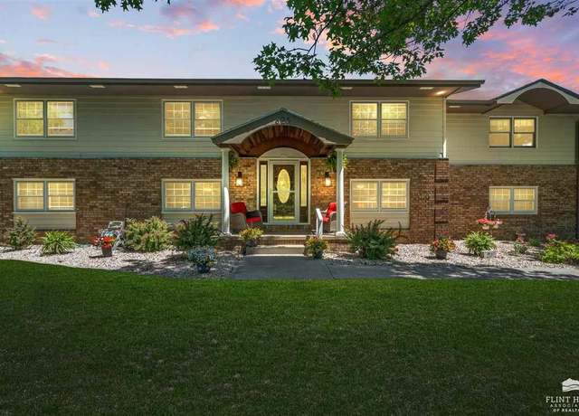 Property at 625 S Spring Valley Rd Rd, Junction City, KS 66441, 5 beds, 3 baths