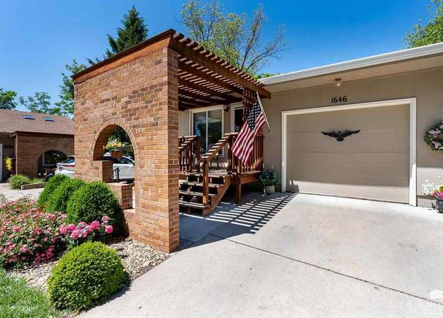 Property at 1646 Woodcrest Dr, Manhattan, KS 66502, 2 beds, 2.5 baths