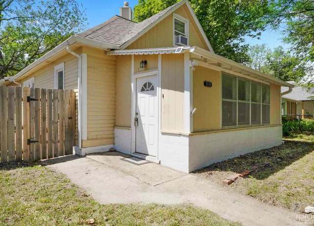 Property at 1111 Colorado St, Manhattan, KS 66502, 3 beds, 1 bath