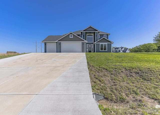 Property at 14371 Prairie Fire Ln, Wamego, KS 66547, 5 beds, 3.5 baths