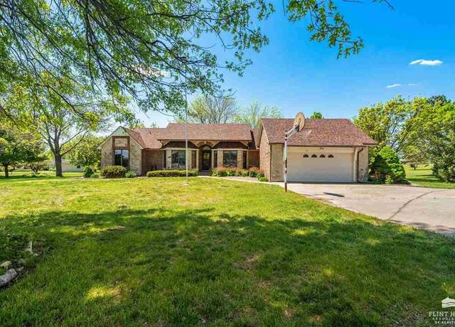 Property at 301 W 9th St, Onaga, KS 66521, 4 beds, 3 baths
