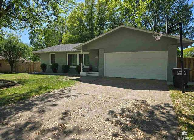 Property at 2227 4th St, Clay Center, KS 67432, 5 beds, 2.5 baths