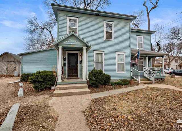 Property at 829 Humboldt St, Manhattan, KS 66502, 4 beds, 4.5 baths
