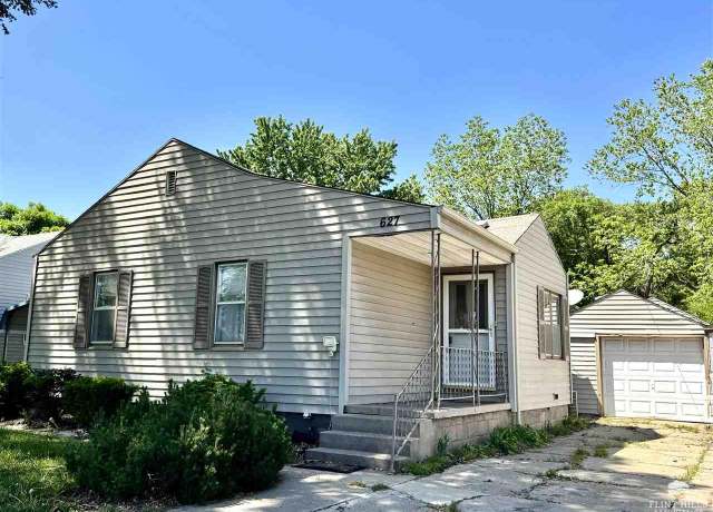 Property at 627 Garfield St, Clay Center, KS 67432, 2 beds, 1 bath