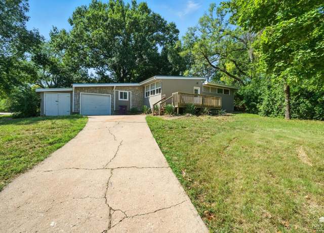 Property at 825 Harris Ave, Manhattan, KS 66502, 6 beds, 2 baths