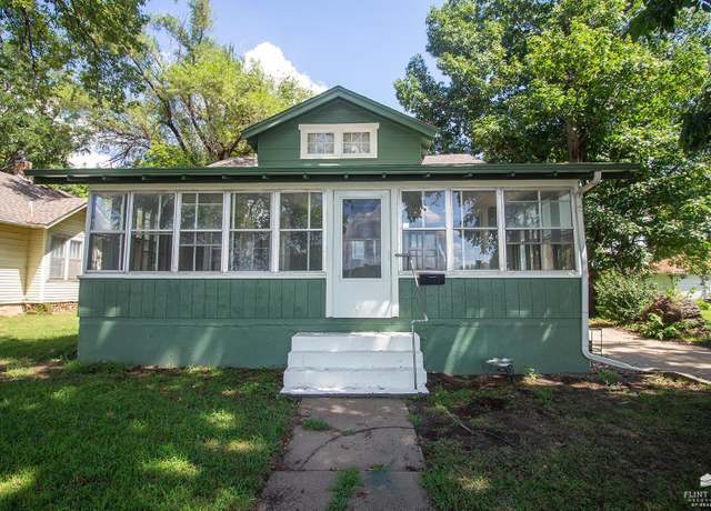 Property at 805 N Mulberry St, Abilene, KS 67410, 3 beds, 1 bath