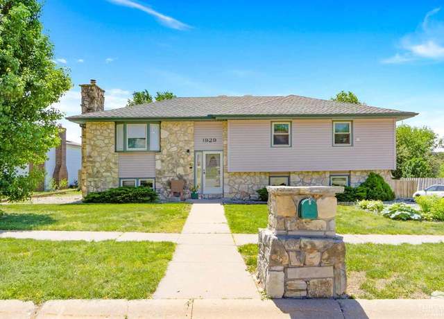 Property at 1929 Sunflower Dr, Junction City, KS 66441, 3 beds, 2 baths