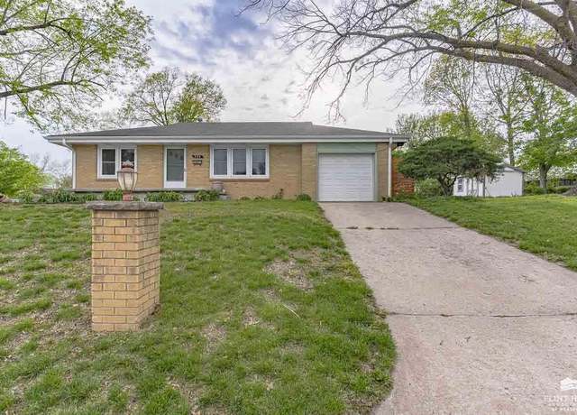 Property at 324 Ridge Dr, Manhattan, KS 66502, 3 beds, 2 baths