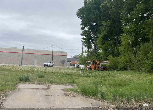 Property at 517 Yuma St, Manhattan, KS 66502