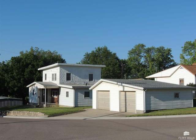 Property at 719 12th St, Clay Center, KS 67432, 4 beds, 1 bath