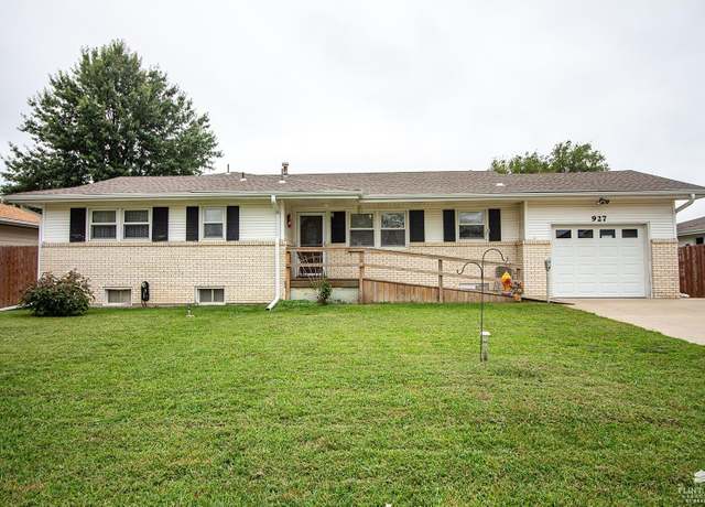 Property at 927 Hemlock St, Junction City, KS 66441, 4 beds, 3 baths