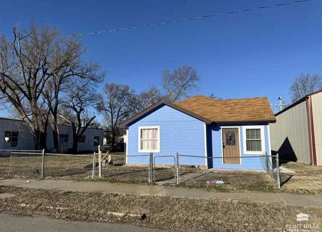 Property at 1318 N Washington St, Junction City, KS 66441, 3 beds, 2 baths
