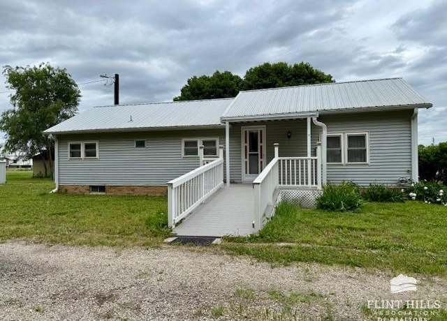 Property at 706 Bridge St, Clay Center, KS 67432, 3 beds, 1.5 baths