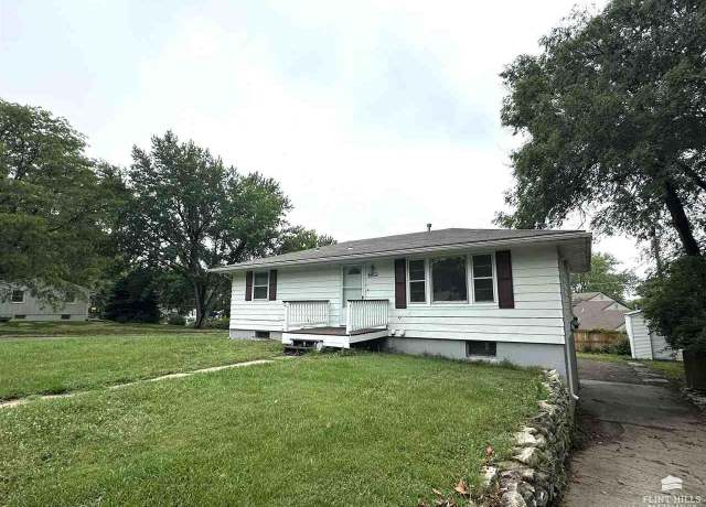 Property at 848 Mission, Manhattan, KS 66502, 4 beds, 2 baths