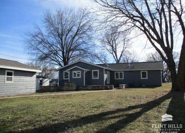 Property at 142 Lakeside Dr, Council Grove, KS 66846, 4 beds, 2 baths