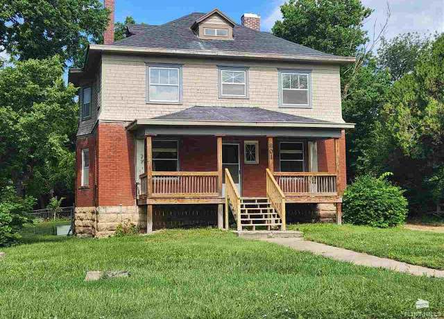 Property at 801 N Broadway St, Herington, KS 67449, 4 beds, 1.5 baths