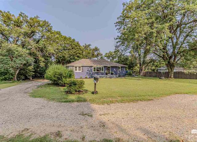 Property at 724 W Vine St, Junction City, KS 66441, 4 beds, 3 baths