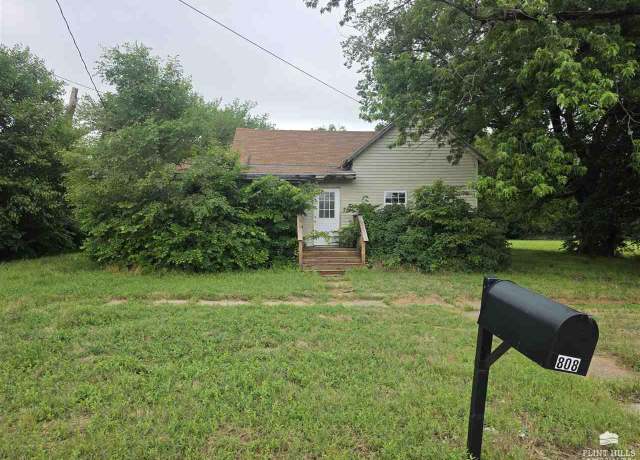Property at 808 N Walnut St, Abilene, KS 67410, 3 beds, 2 baths