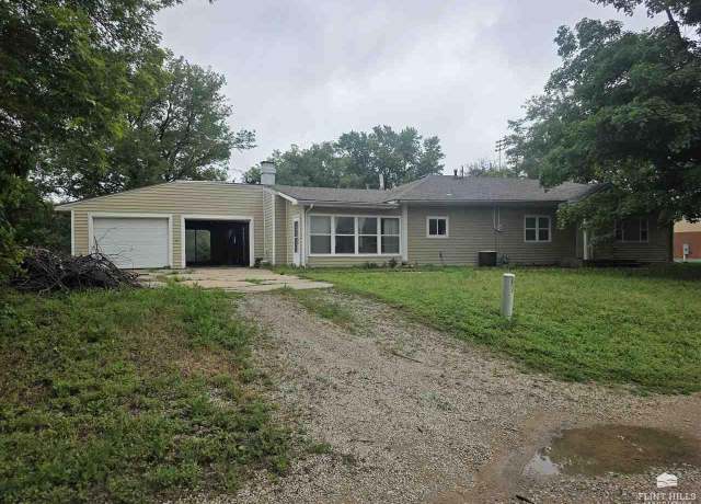 Property at 800 N Walnut St, Abilene, KS 67410, 3 beds, 2.5 baths