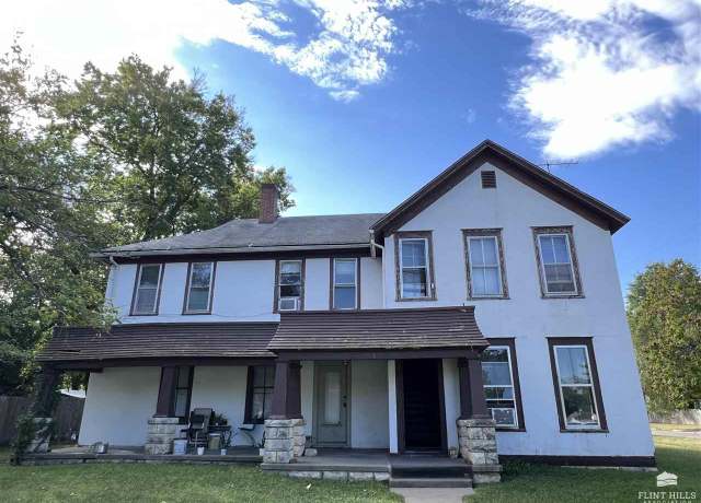Property at 337 W 9th St, Junction City, KS 66441, 4 beds, 4 baths