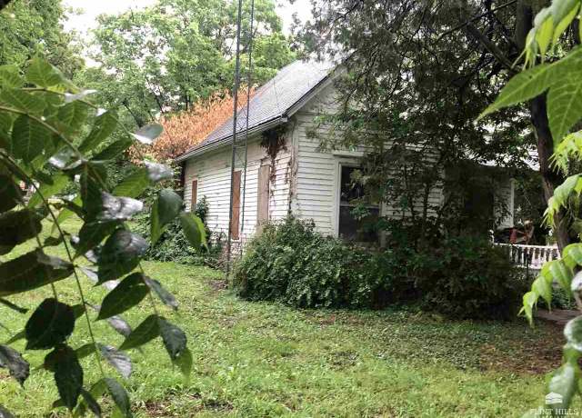 Property at 911 N Mulberry St, Abilene, KS 67410, 2 beds