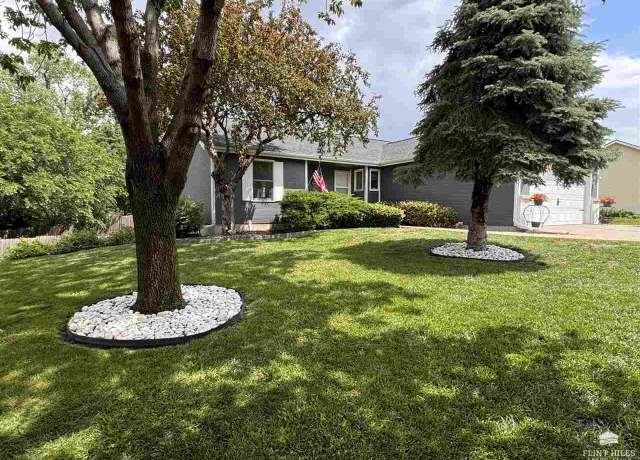 Property at 3028 Geneva Dr, Manhattan, KS 66502, 5 beds, 3 baths