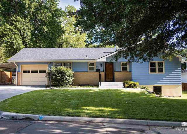 Property at 2823 Illinois Ln, Manhattan, KS 66502, 4 beds, 3 baths