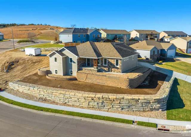 Property at 216 Highland Pointe Dr, Manhattan, KS 66503, 3 beds, 2 baths