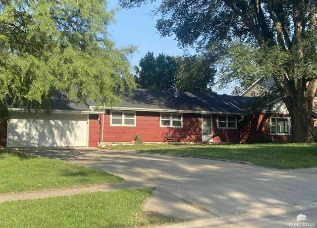 Property at 2216 Browning Ave, Manhattan, KS 66502, 3 beds, 1 bath