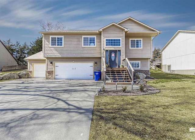 Property at 1018 S Webster St, Junction City, KS 66441, 4 beds, 3 baths