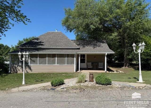 Property at 509 13th St, Clay Center, KS 67432, 2 beds, 1 bath