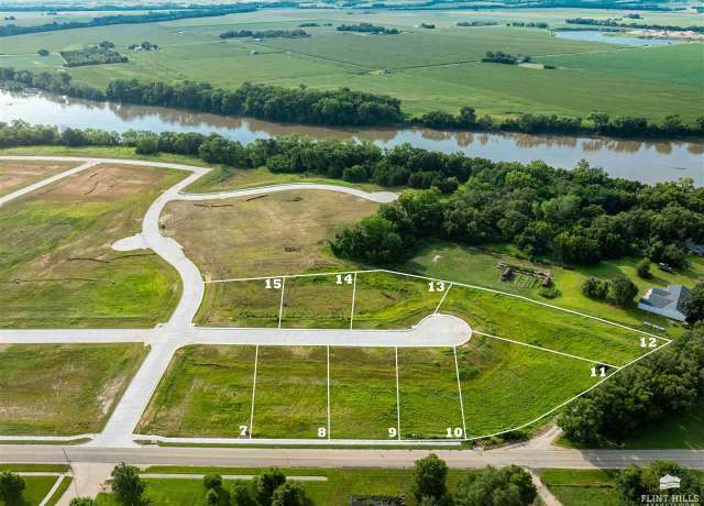 Property at 403 Overbrook Dr, Wamego, KS 66547