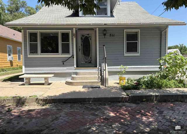 Property at 711 S Juliette Ave, Manhattan, KS 66502, 4 beds, 3 baths