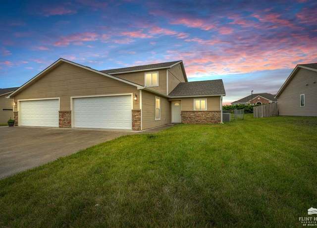 Property at 424 Highland Grove Dr, Manhattan, KS 66503, 3 beds, 2.5 baths