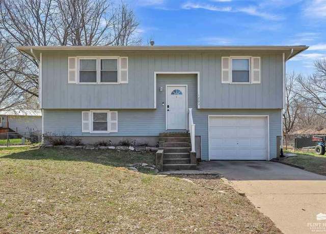 Property at 1203 16th St, Wamego, KS 66547, 3 beds, 1 bath